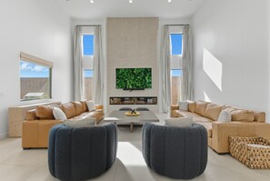 Smart TV, fireplace