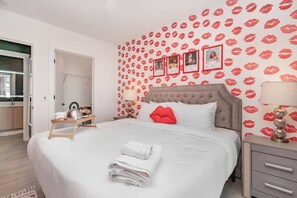 3 habitaciones, escritorio y tabla de planchar con plancha 