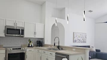 Micro-ondes, four, plaque de cuisson, lave-vaisselle