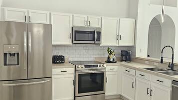 Een microgolfoven, een oven, een kookplaat, een vaatwasser