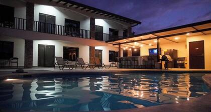 Jacó 6-Bedroom Oasis – Pool, Tropical Vibes & Easy Walk Everywhere