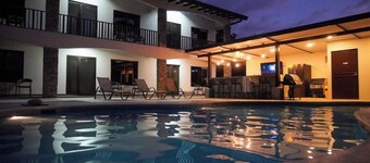 Jacó 6-Bedroom Oasis – Pool, Tropical Vibes & Easy Walk Everywhere