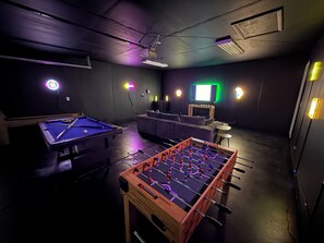 Games room - Luxury Golden Retreat w Spa + Game Room w video games and pool table, Sleeps 15 (Golden)
