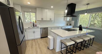 Luxury Golden Retreat w Spa + Game Room w video games and pool table, Sleeps 15