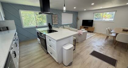 Luxury Golden Retreat w Spa + Game Room w video games and pool table, Sleeps 15