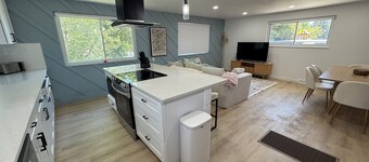 Luxury Golden Retreat w Spa + Game Room w video games and pool table, Sleeps 15