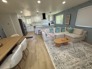 TV - Luxury Golden Retreat w Spa + Game Room w video games and pool table, Sleeps 15 (Golden)