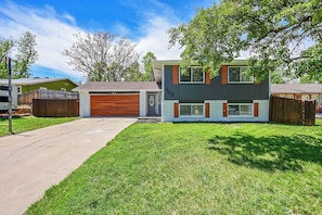 Exterior - Luxury Golden Retreat w Spa + Game Room w video games and pool table, Sleeps 15 (Golden)