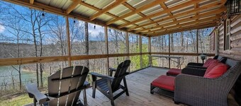 Cozy cabin in beautiful Crane Hill with AC. Steps to Lewis Smith Lake.