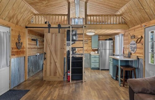 Cozy cabin in beautiful Crane Hill with sunset views and an outdoor fire pit!