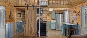 Cozy cabin in beautiful Crane Hill with sunset views and an outdoor fire pit!