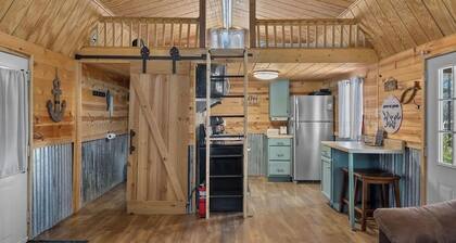 Cozy cabin in beautiful Crane Hill with sunset views and an outdoor fire pit!