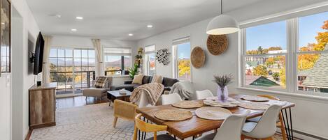 Apartemen Superior, pemandangan gunung | Area keluarga | Smart TV 55-inci dengan saluran TV satelit, Netflix, dan Hulu