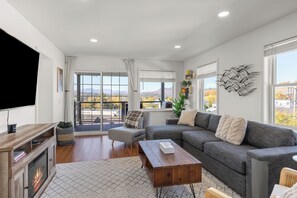 Amazing Mountain Views, 1980 Arena with Free WiFi and Parking | Living area | 55-inch Smart TV with satellite channels, Netflix, Hulu