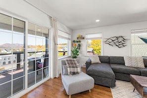 Amazing Mountain Views, 1980 Arena with Free WiFi and Parking | Terrace/patio