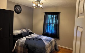 3 عدّة غرف نوم وواي فاي وملاءات أسرّة