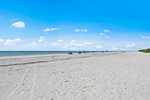 Loggerhead Cay 443 Pet Friendly on the Beach