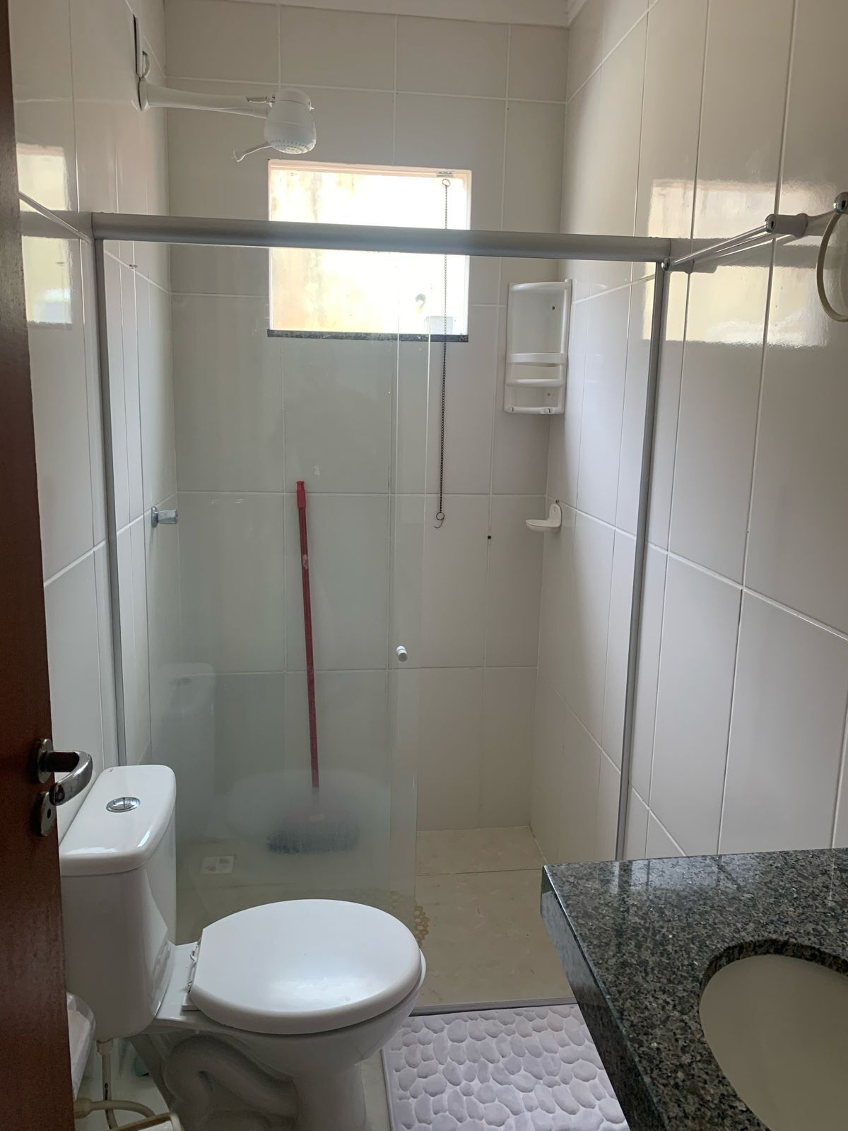 Chuveiro, papel higiênico