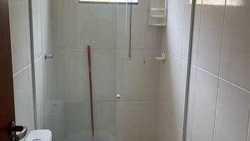 Chuveiro, papel higiênico