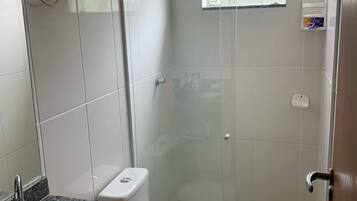 Chuveiro, papel higiênico