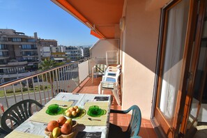Outdoor dining - Charming apartment in Roses, Costa Brava, 50 meters from Santa Margarita beach. 2 bedrooms, capacity for 6 people, equipped kitchen. (Roses)