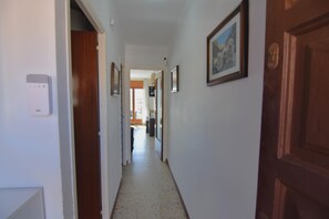 Interior - Charming apartment in Roses, Costa Brava, 50 meters from Santa Margarita beach. 2 bedrooms, capacity for 6 people, equipped kitchen. (Roses)