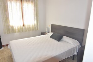 2 bedrooms, iron/ironing board - Charming apartment in Roses, Costa Brava, 50 meters from Santa Margarita beach. 2 bedrooms, capacity for 6 people, equipped kitchen. (Roses)