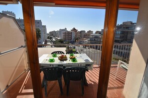Outdoor dining - Charming apartment in Roses, Costa Brava, 50 meters from Santa Margarita beach. 2 bedrooms, capacity for 6 people, equipped kitchen. (Roses)