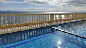 A swimming pool with a clear view of the sea and distant mountains. - 2222 - MEDITERRANEO A 1-8, HOLIDAYS ON THE ROCKS, 1st LINE OF SEA, PRIVILEGED AREA, SEA VIEW. (Roses)