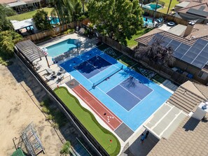 Sports court - Spacious 4-bedroom house with Pool, Fun BackYard & Amazing Game Room (Bakersfield)
