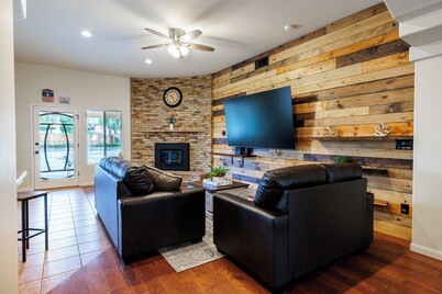 Spacious 4-bedroom house with Pool, Fun BackYard & Amazing Game Room