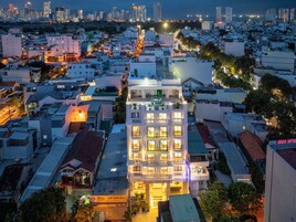 Un hotel con varios pisos, balcones y un cartel que indica que es un hotel.