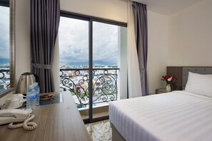 Kolmen hengen deluxe-huone, kaupunkinäköala | Ilmainen Wi-Fi