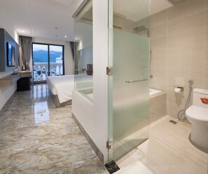 Deluxe Double Room, City View | Bathroom - Pearl City Hotel Nha Trang (Nha Trang)