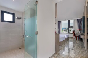 Superior Twin Room, City View | Bathroom | Free toiletries, hair dryer, slippers, towels