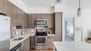 Refrigerador, microondas, horno y parrilla de estufa