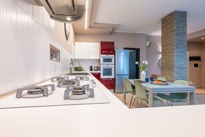 Kühlschrank, Mikrowelle, Ofen, Geschirrspüler