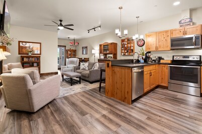 Basecamp GNP with a view! New listing 2/2 condo