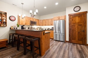 冷蔵庫、電子レンジ、オーブン、コンロ