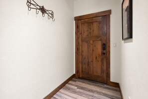 Interior - Basecamp GNP with a view! New listing 2/2 condo (Columbia Falls)