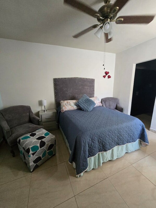 1 غرفة نوم ومكواة/لوح كي وواي فاي