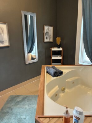Bañera de hidromasaje, toallas, jabón, shampoo