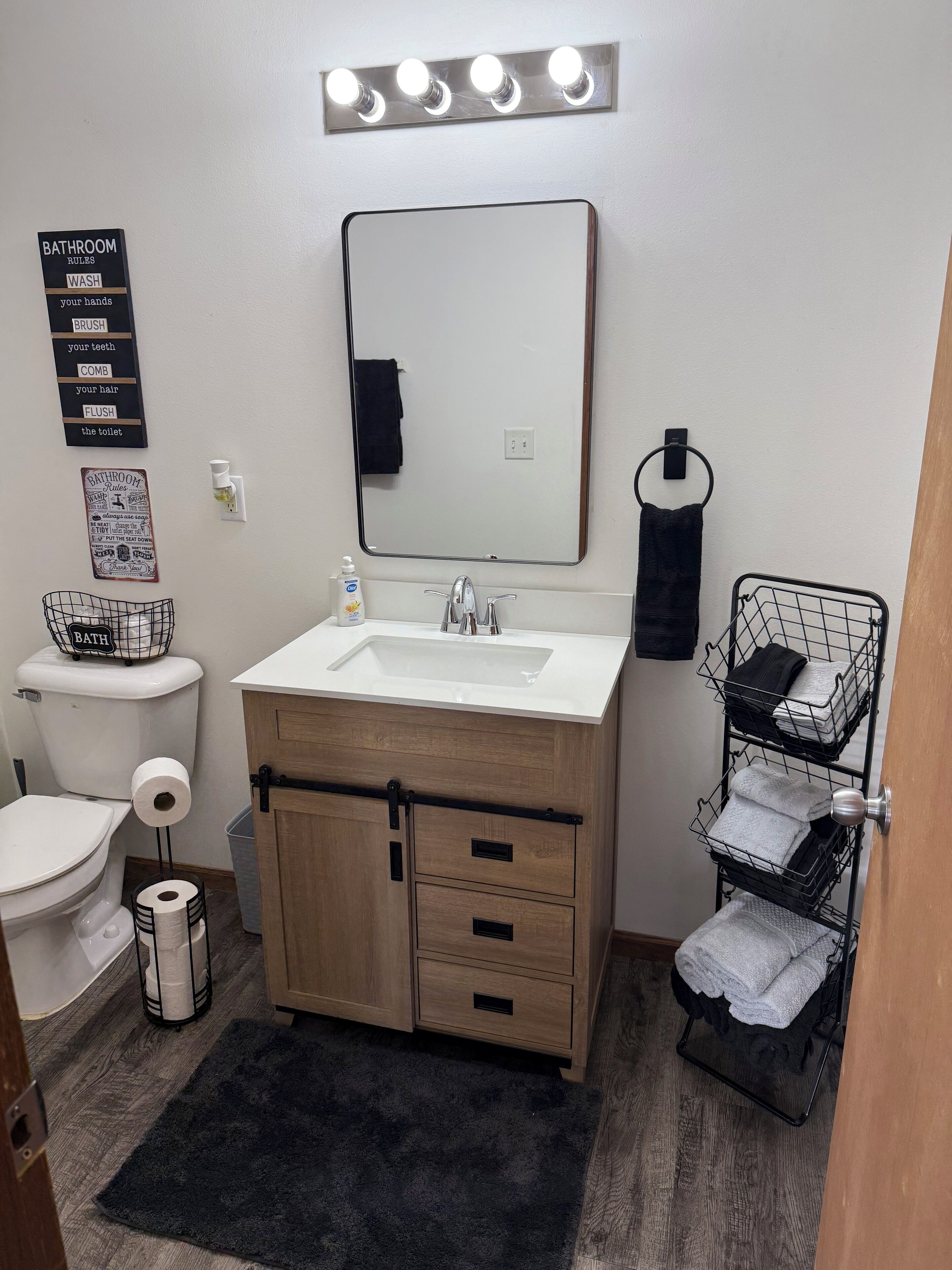 Sèche-cheveux, serviettes fournies, savon, papier toilette