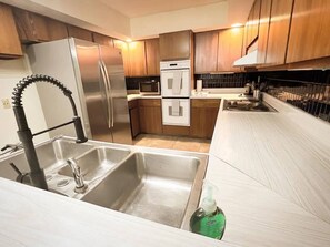 冷蔵庫、電子レンジ、オーブン、コンロ