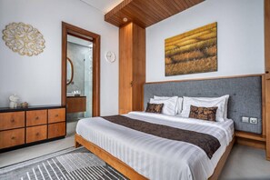 Escritorio, tabla de planchar con plancha, wifi y ropa de cama