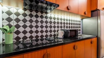 Fridge, microwave, stovetop, coffee/tea maker