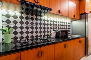 Refrigerador, microondas, placa de cocina, cafetera/tetera