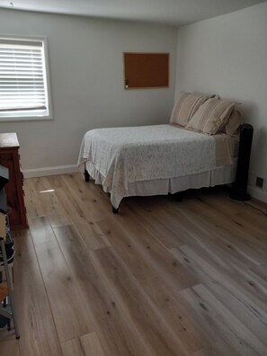 1 bedroom, desk, free WiFi, bed sheets