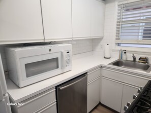 Mikrobølgeovn, ovn, kogeplade, opvaskemaskine