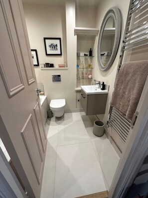 Shower, hair dryer, towels - Near Fulham Broadway Station - Sleeps 2 King Sized (London)